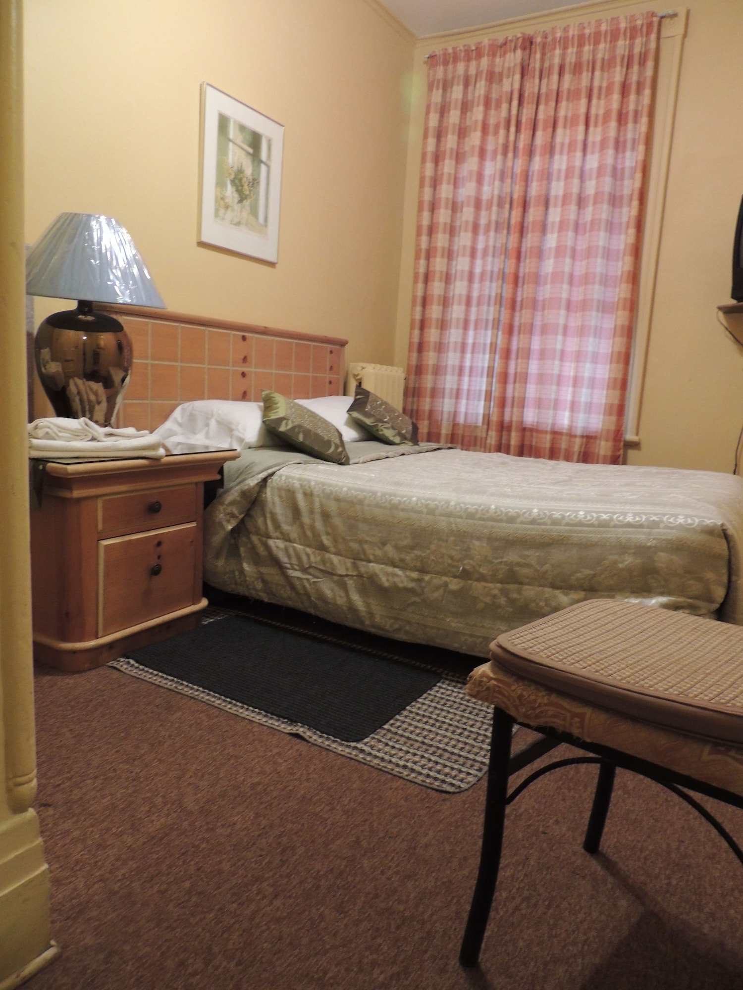 ROOM, DOUBLE BED, SHARED BATHROOM