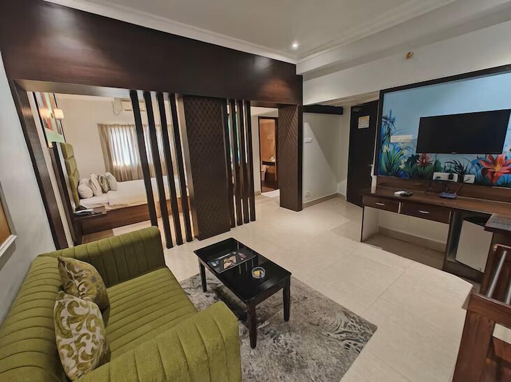 HOTEL RADHIKA REGENCY 30/50