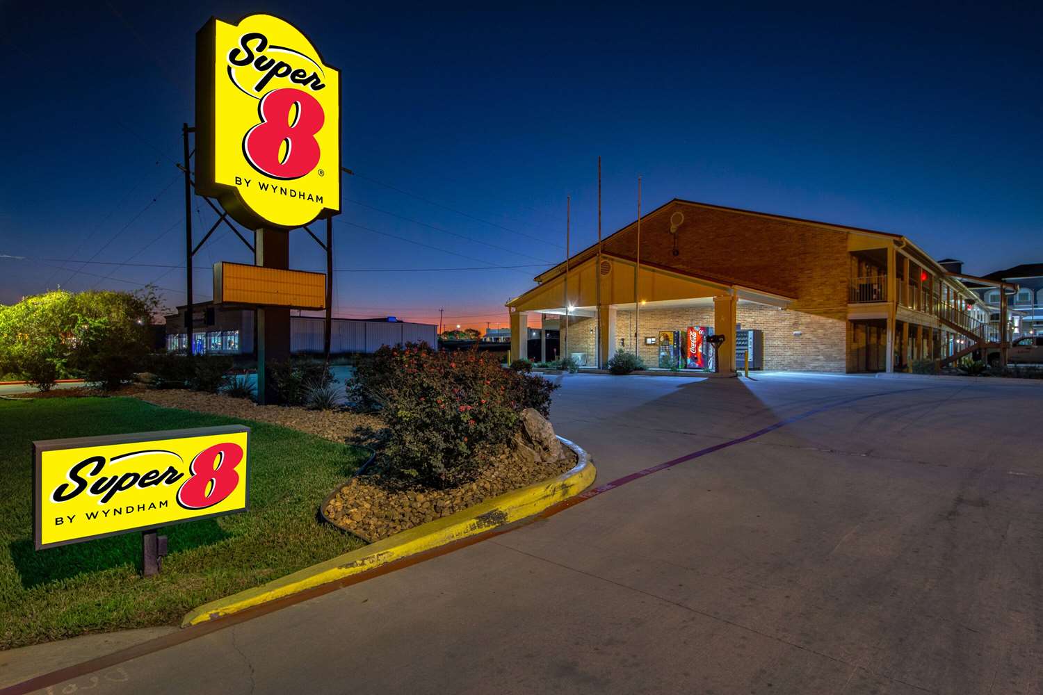 Super 8 by Wyndham Pleasanton 17/18