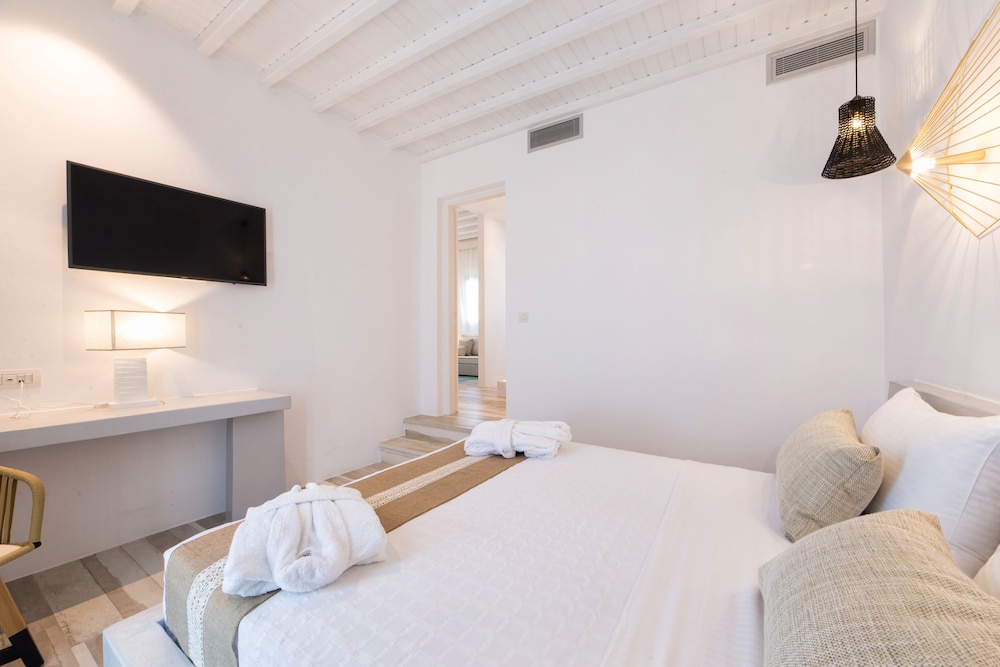 SUPERIOR, SUITE, GARDEN VIEW
