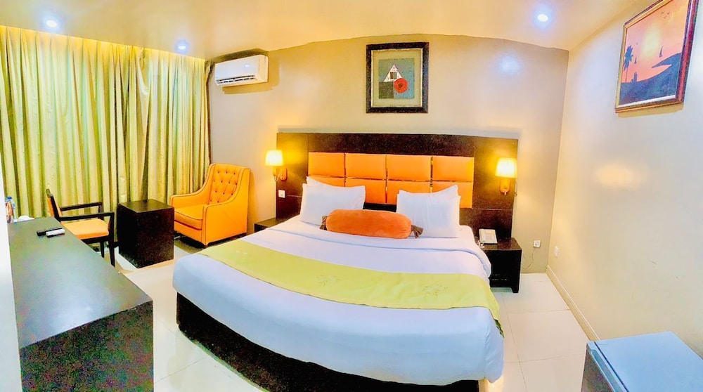 Oakspring Hotel &amp; Luxury Suites 19/50