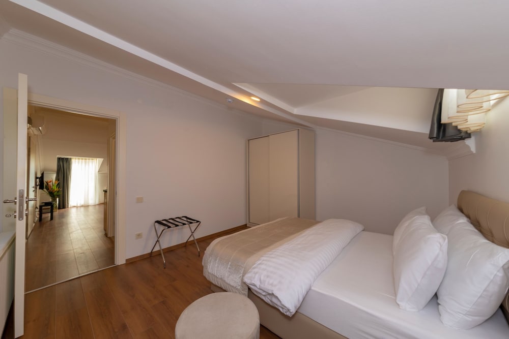 Joy Suites Hotel 20/69