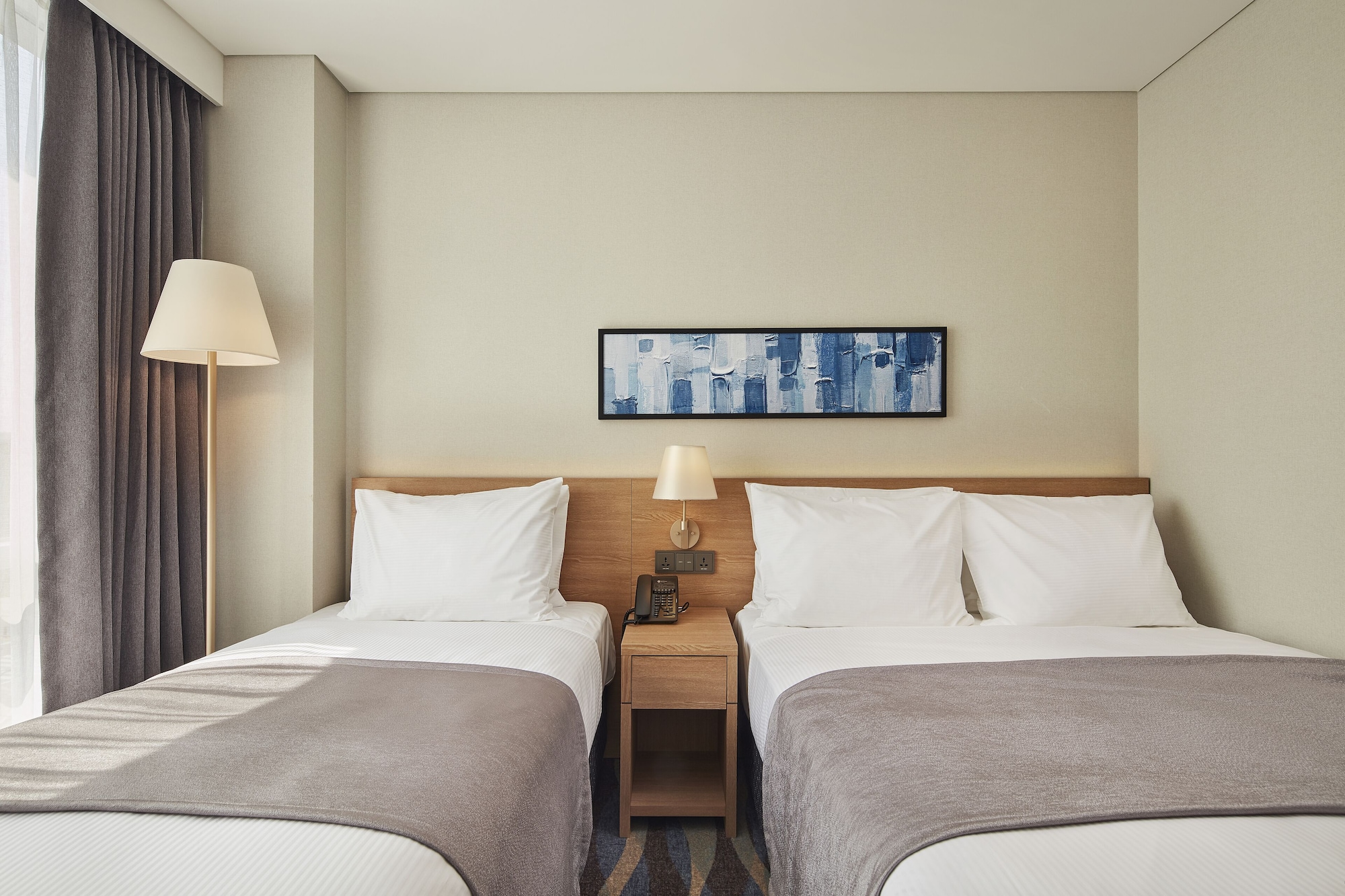 غرفة بسريرين منفصلين