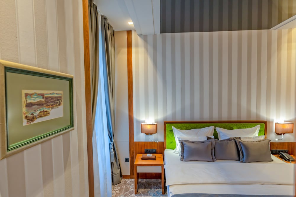 HERITAGE HOTEL KRONE 28/77