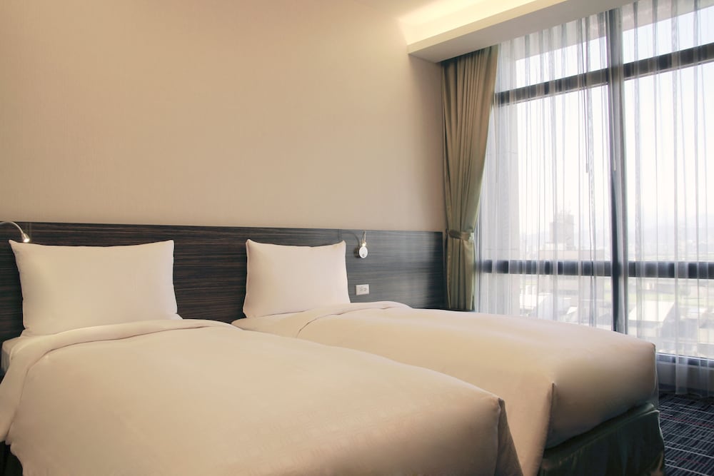 ROOM, DOUBLE OR TWIN BED