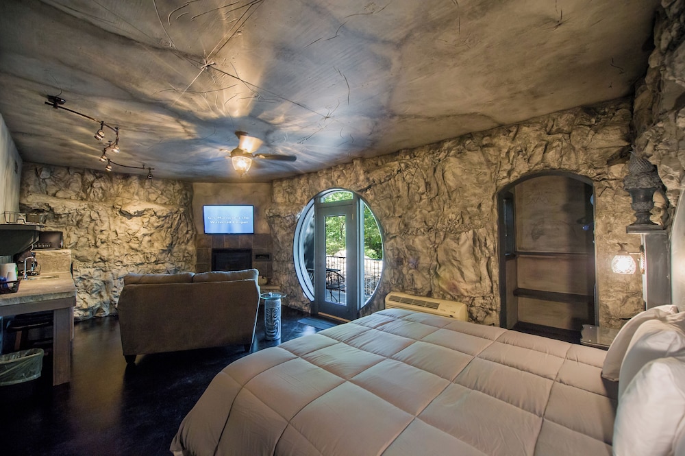 Eureka Springs Treehouses, Hobbit Caves &amp; Castles 21/52