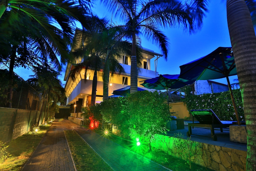 ST. LACHLAN HOTEL AND SUITES 7/64