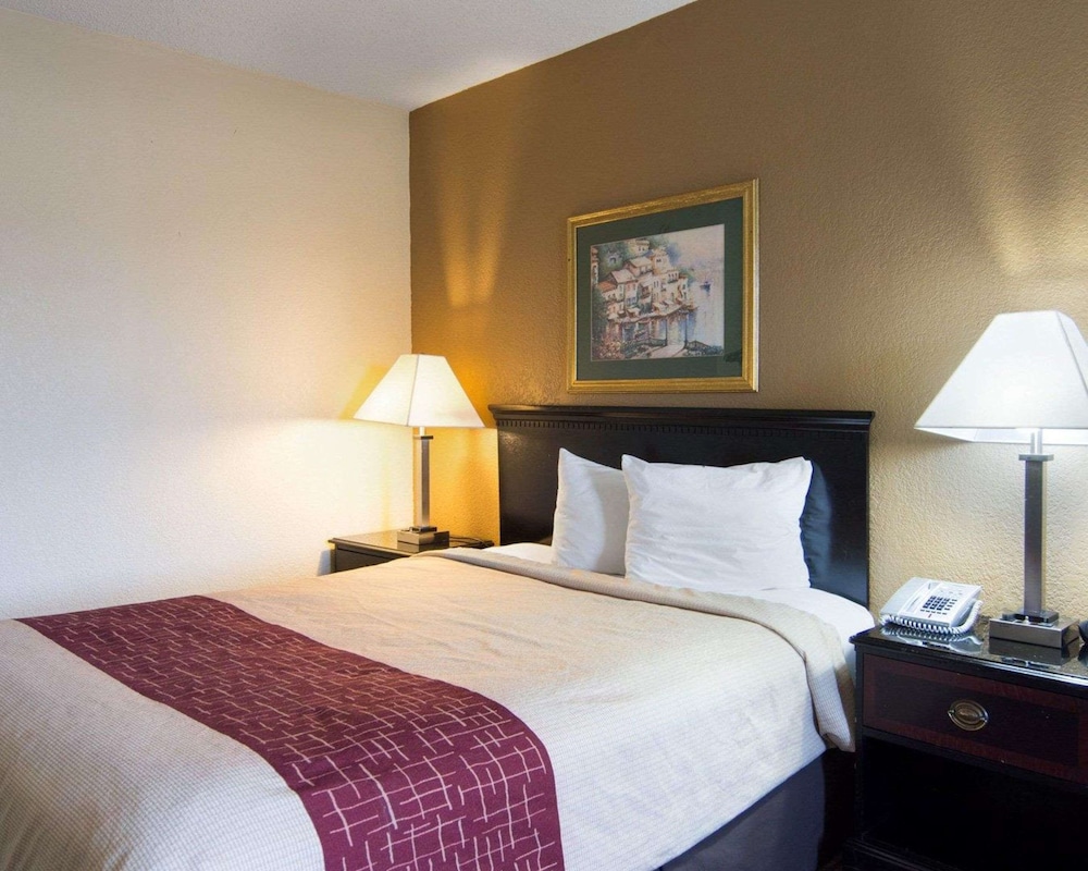 Econo Lodge Pine Bluff AR 12/35