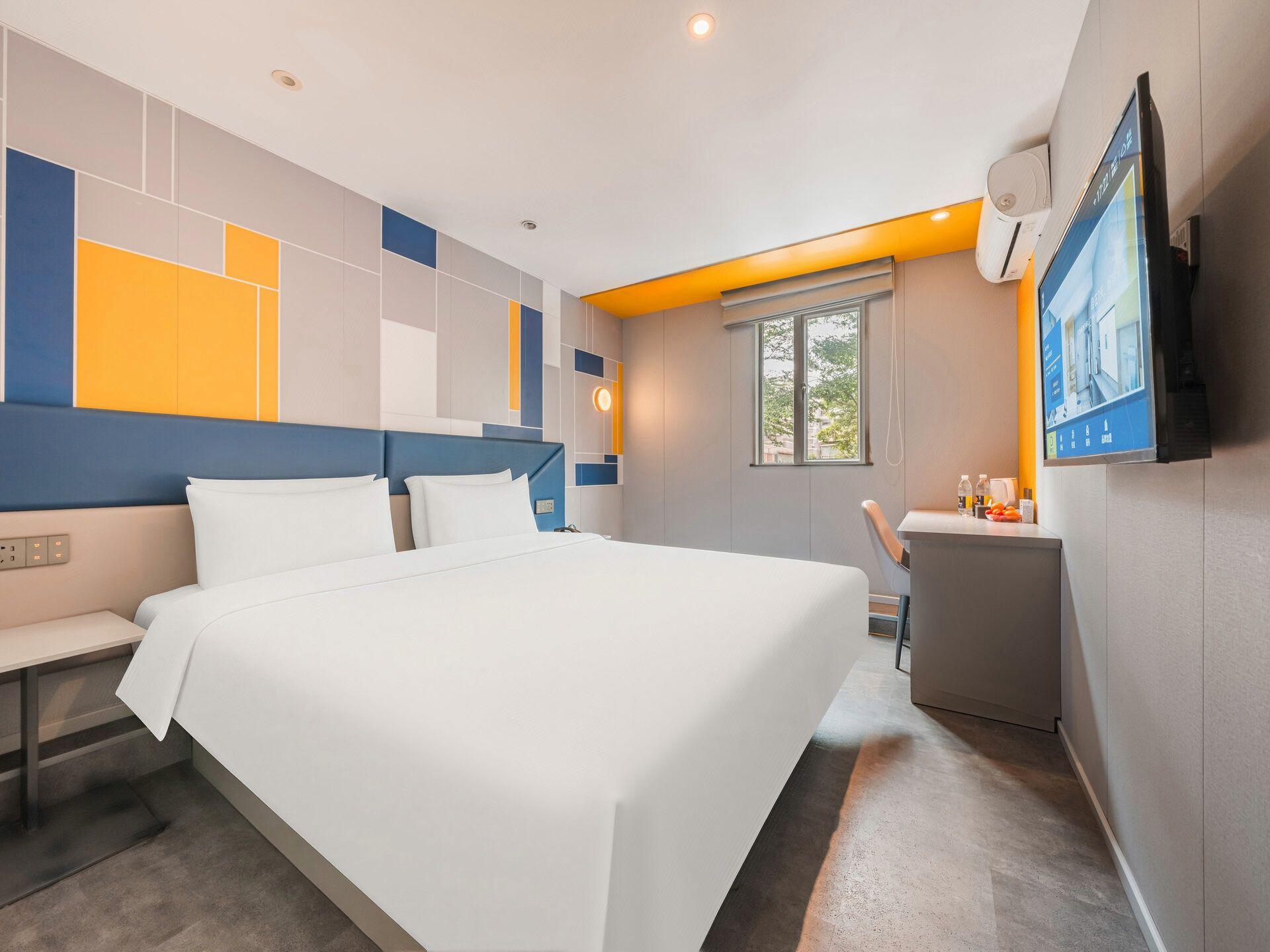 Deluxe, Queen Bed, with View
