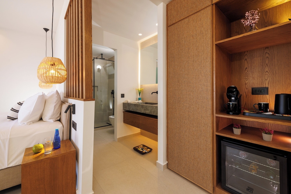 Deos Luxury Suites 50/50
