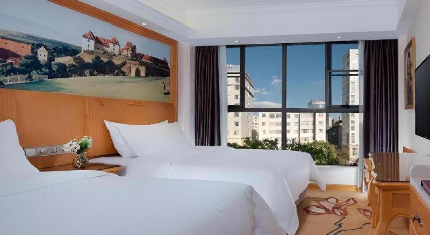 Vienna Hotel (Chuanxin Drum Tower Metro Station, Beijing Road) 24/50