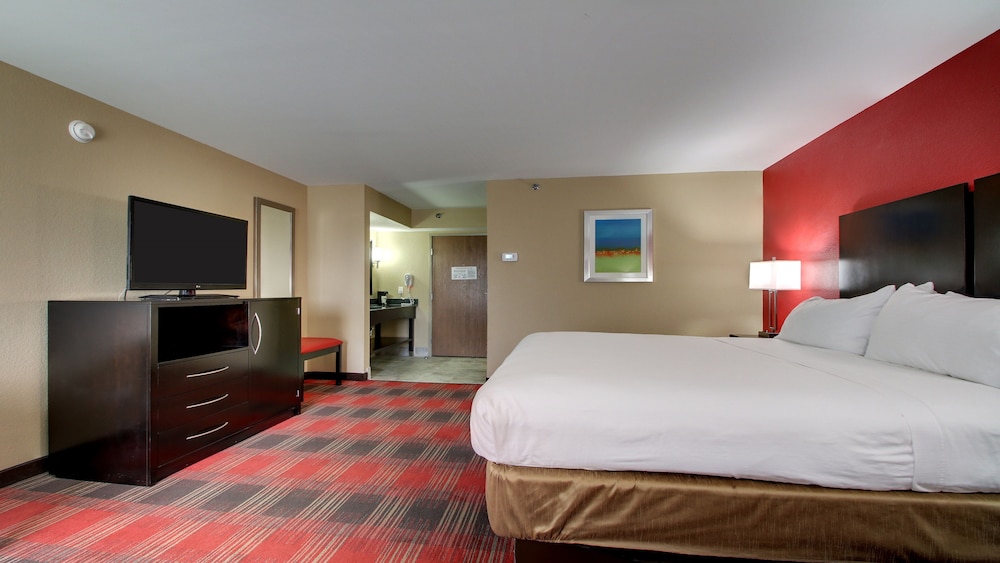 Holiday Inn Express Suites Jackson Downtown Coliseum 16/49