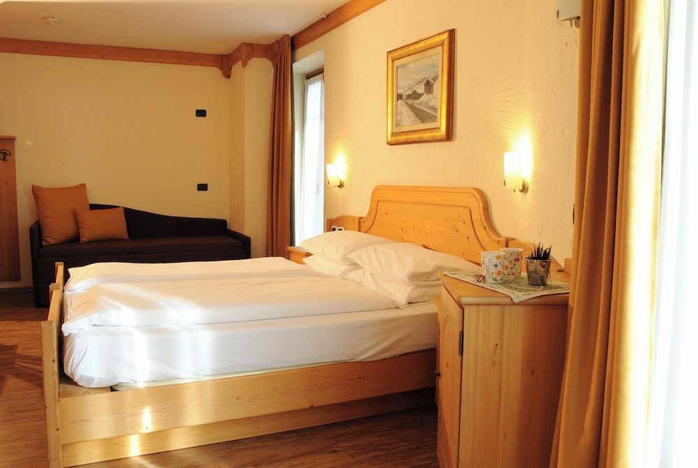 SUPERIOR, DOUBLE OR TWIN BED