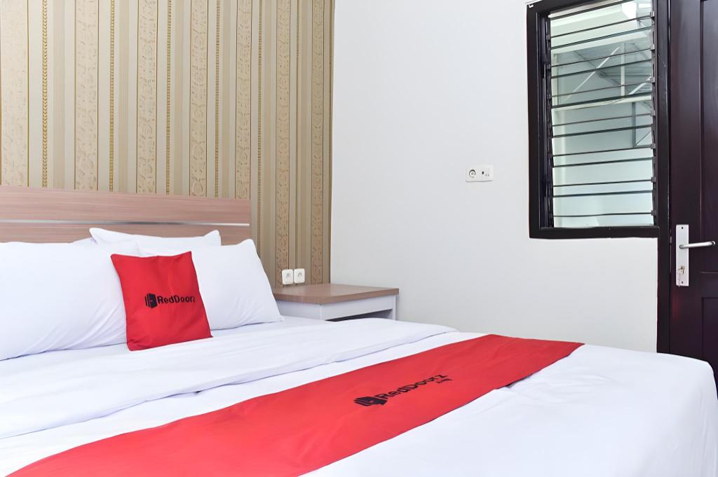 RedDoorz Plus near Malang Town Square 15/50