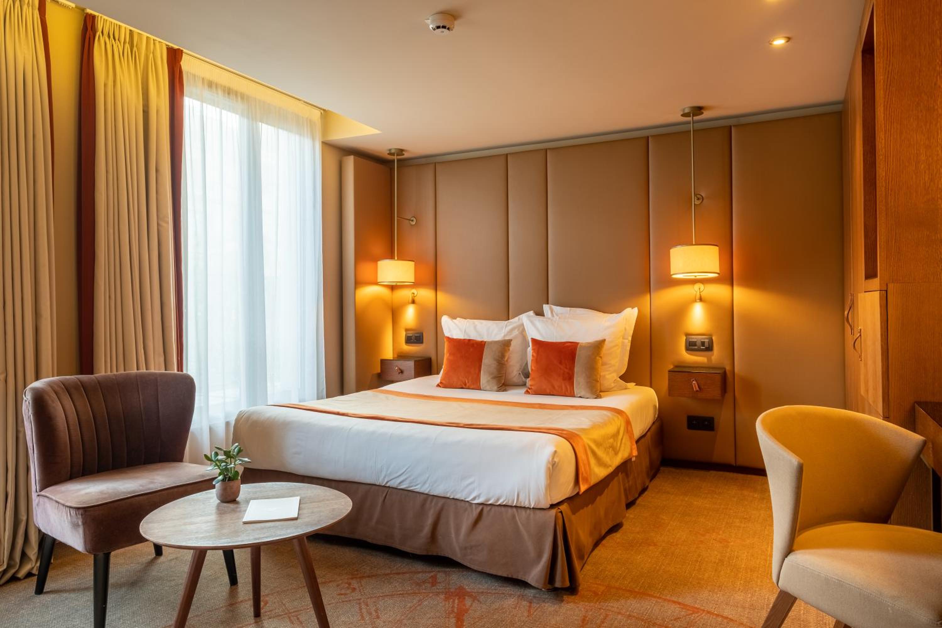 Classic, King Bed, Eiffel View