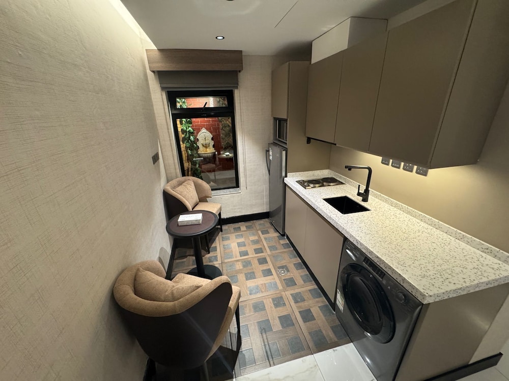 ثلاثة وستون أجنحة فندقية(Sixty Three Hotel) 25/50