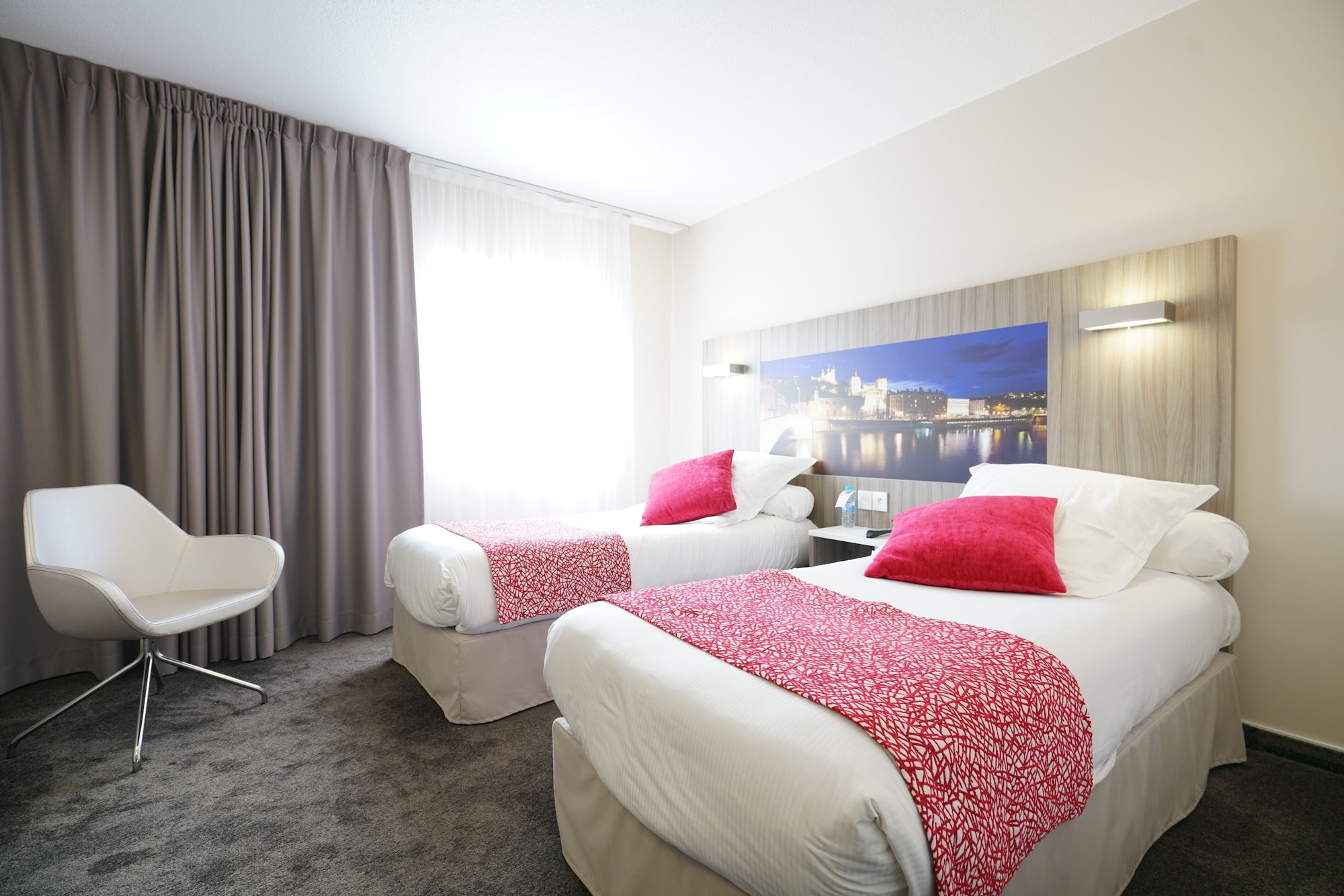 COMFORT, TWIN BEDS