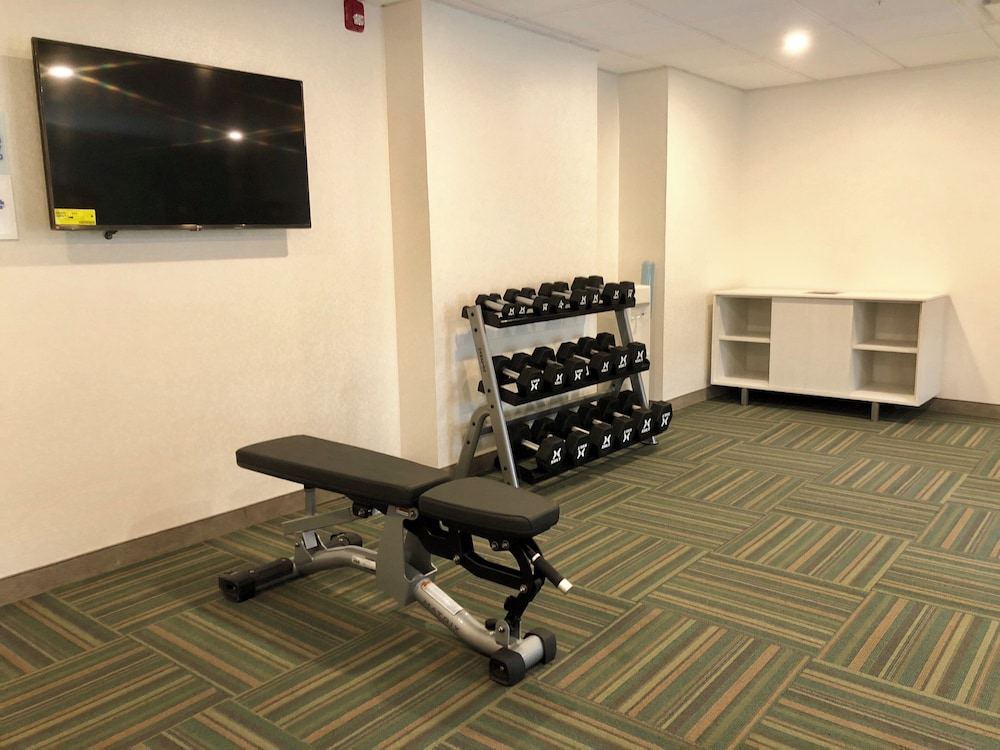 Holiday Inn Express & Suites Great Barrington Lenox Area 22/40