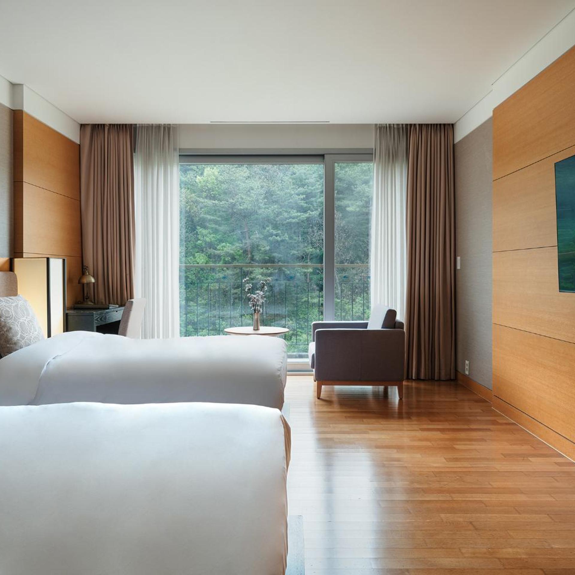 Deluxe, Twin Beds, Pool Access