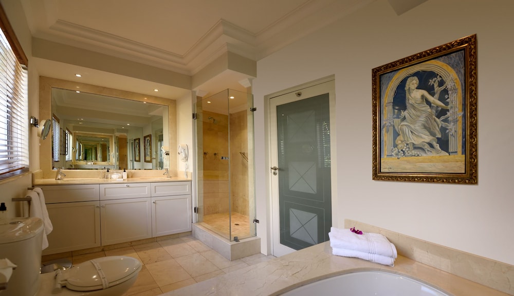 The Clarendon - Bantry Bay 48/50
