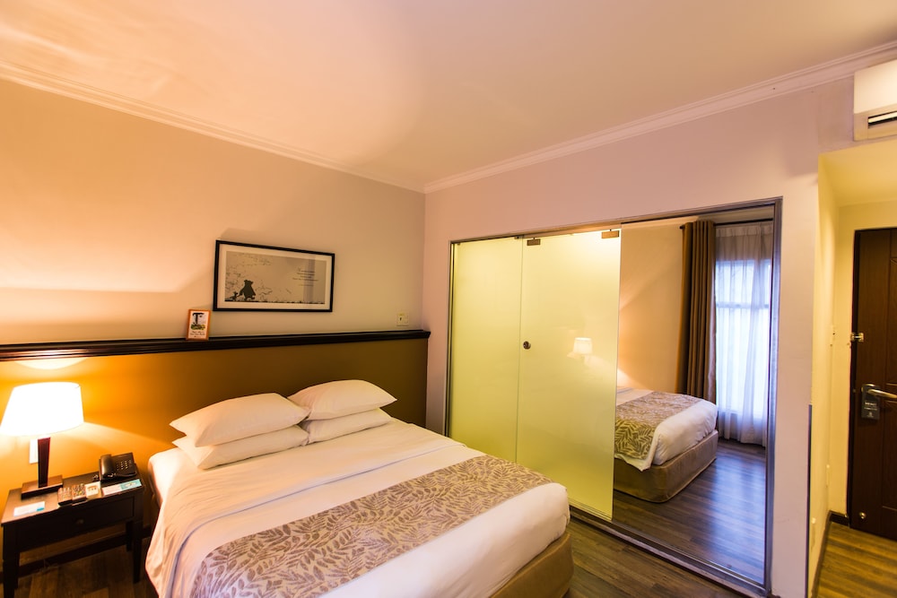 THE ALCOVE LIBRARY HOTEL 20/68