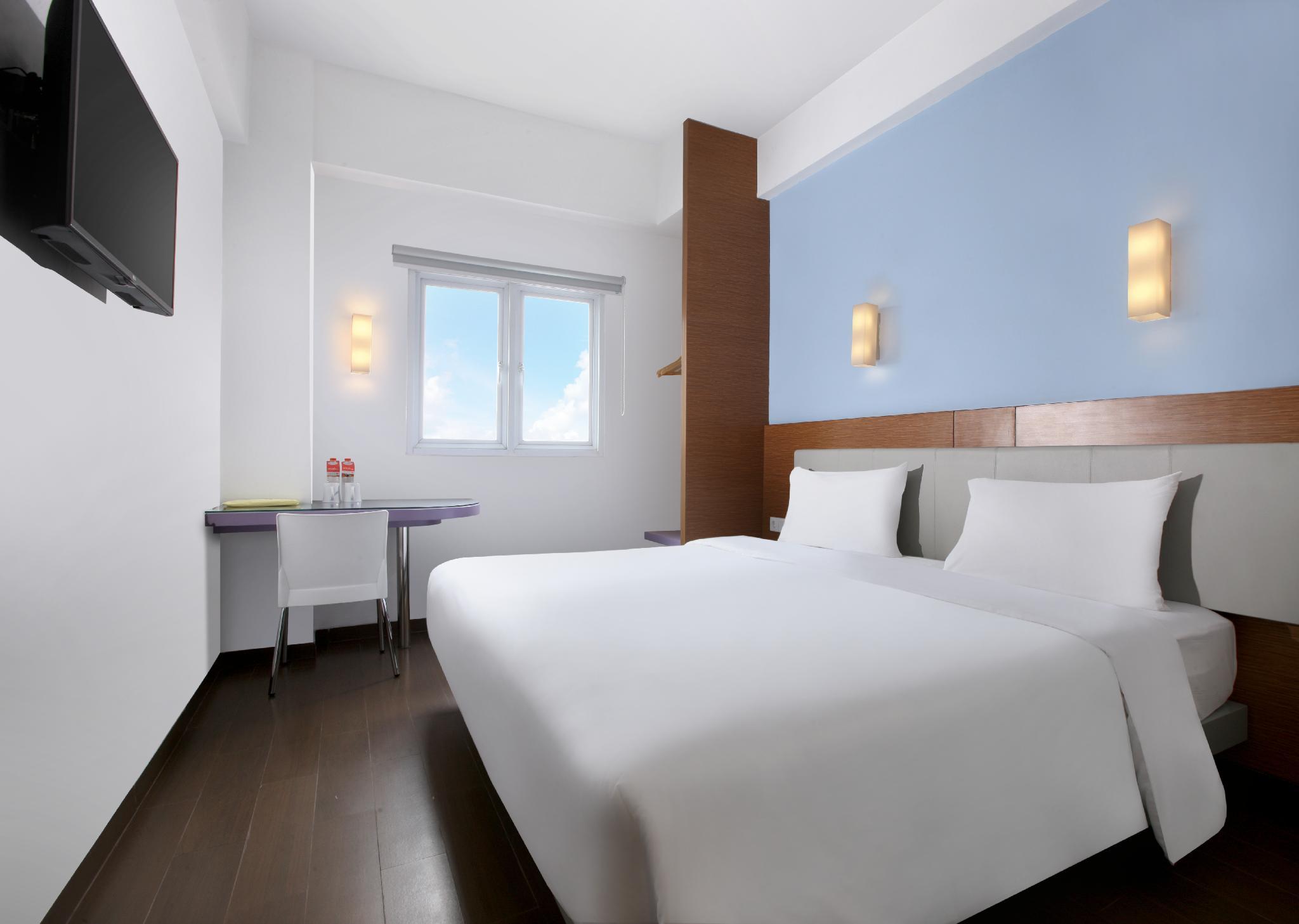 Smart, Hollywood, Queen Bed