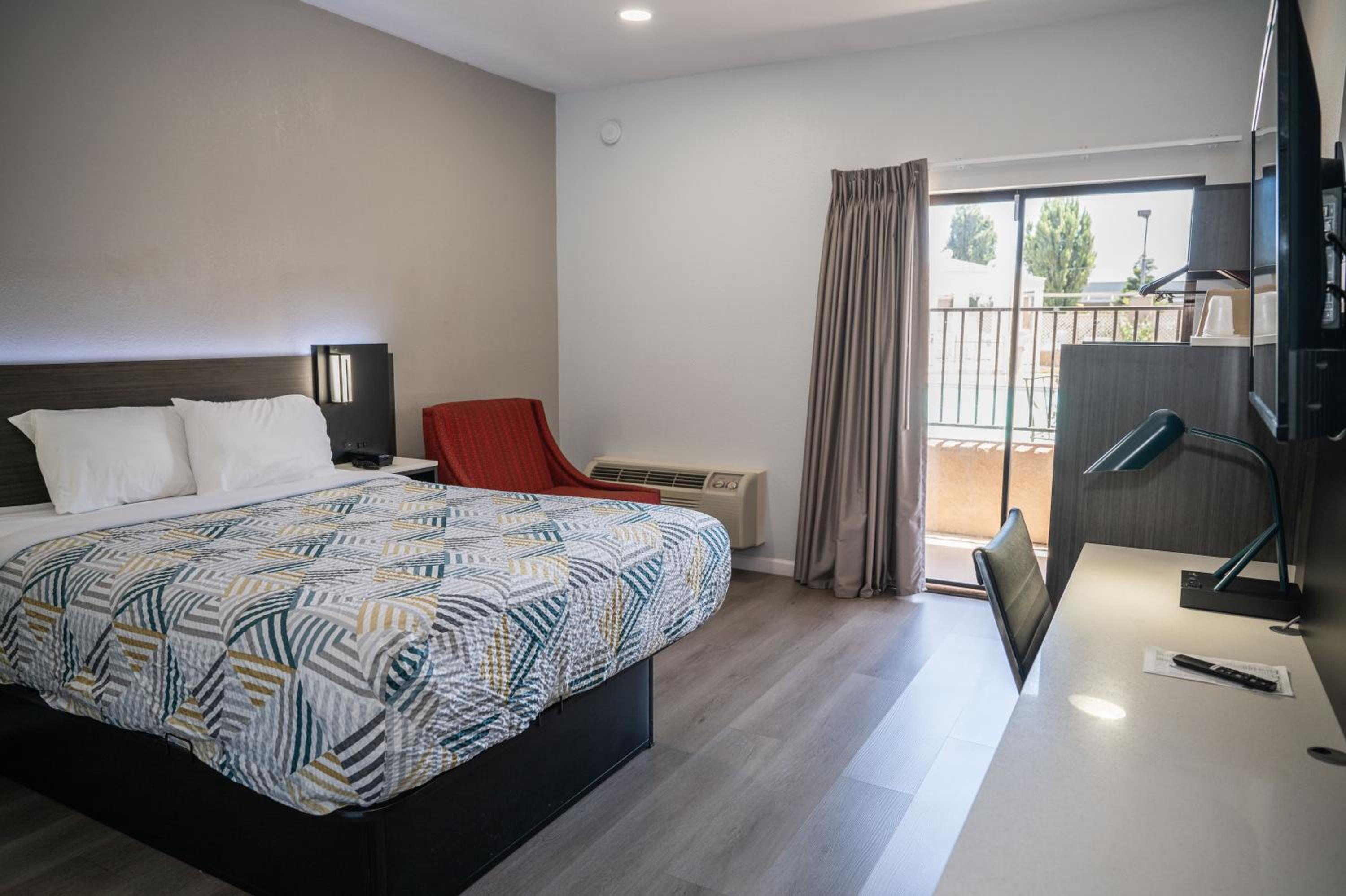 1 Queen Bed Non-Smoking, Micfridge