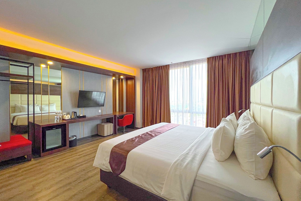 DELUXE, KING BED
