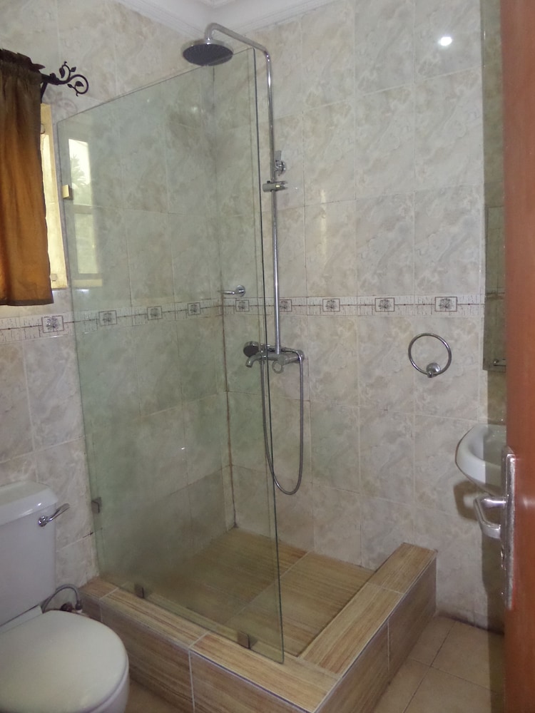 Adna Hotel 48/50