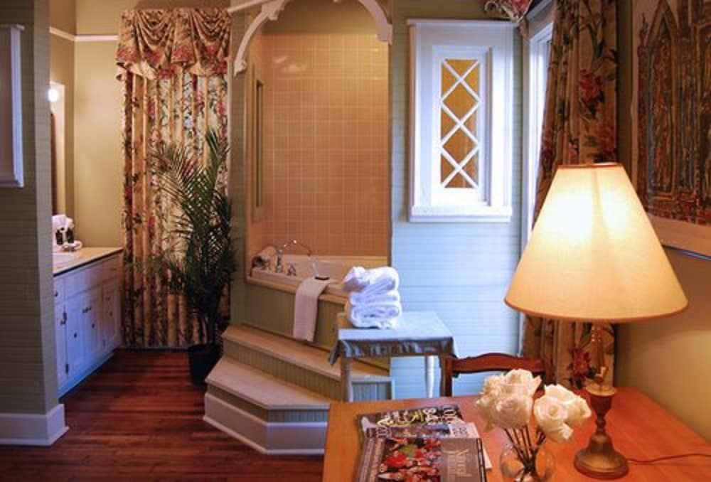 Rothschild-Pound House Inn 60/76