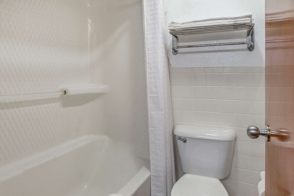 Econo Lodge Inn & Suites Albany North 10/41