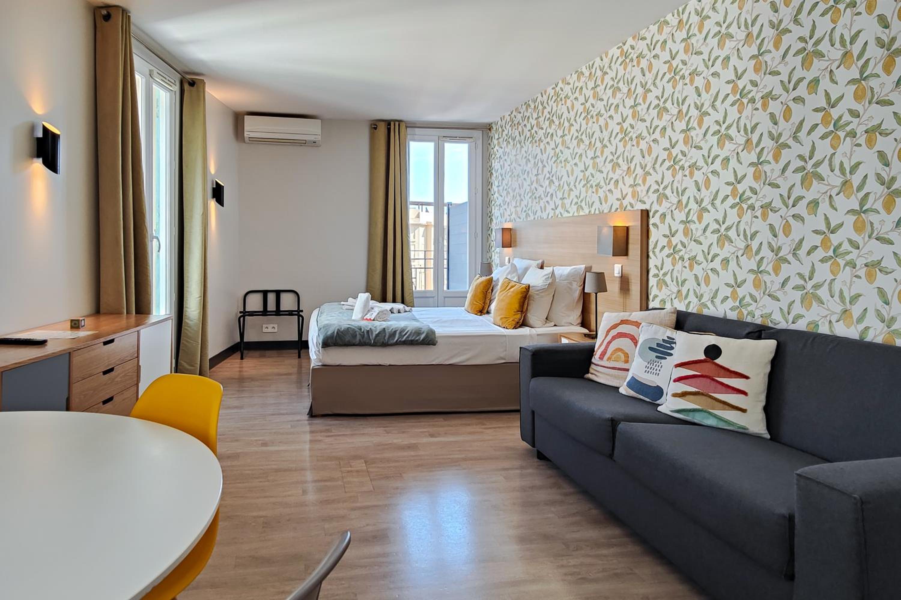 جناح جونيور بسرير كوين بشرفة مع أريكة في الطابق العلوي