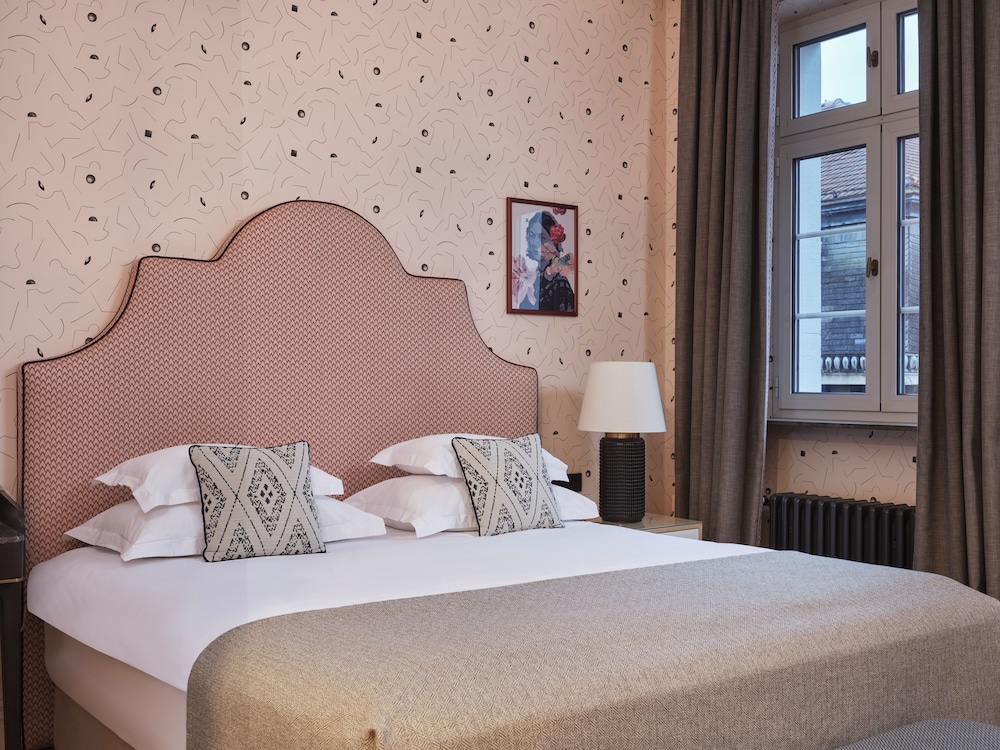 SUPERIOR, QUEEN BED