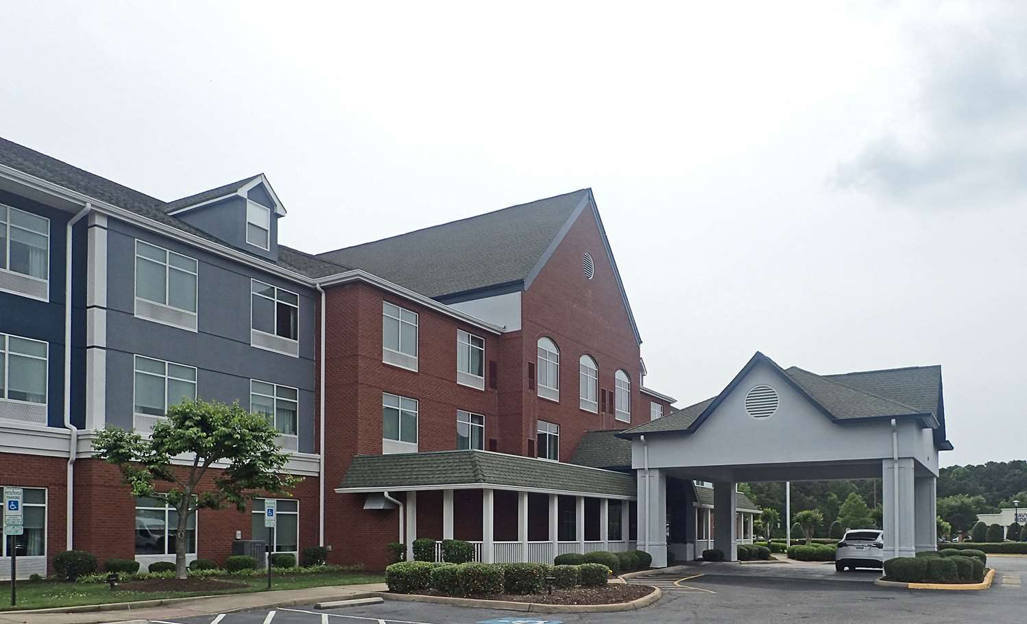 Comfort Inn & Suites Hampton Near Coliseum 1/7