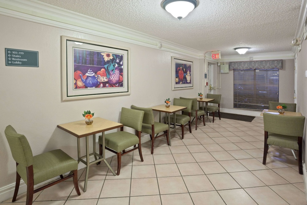 La Quinta Inn Omaha West 24/29