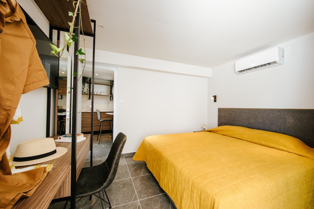 DELUXE, SUITE, 1 KING AND 1 SINGLE BEDS, SOFA