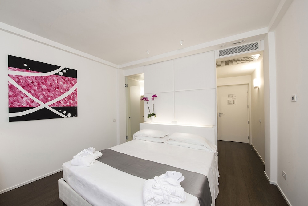 MO.OM HOTEL 20/71