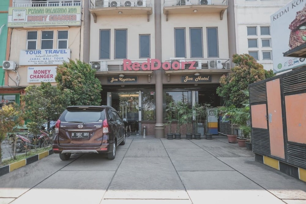RedDoorz Plus near Soekarno Hatta Airport 2 24/30