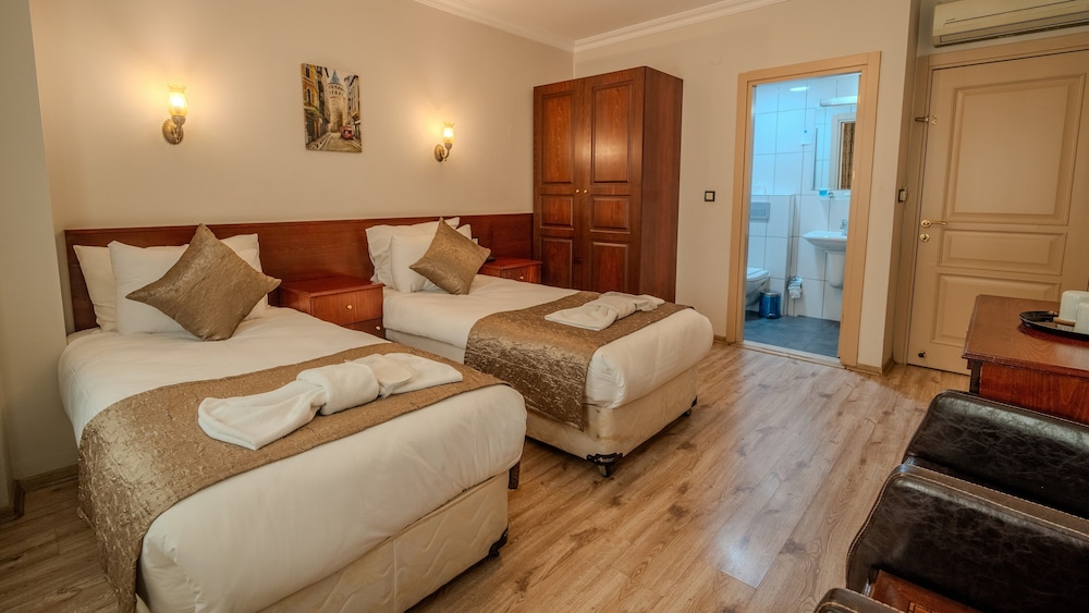 ROOM, DOUBLE BED