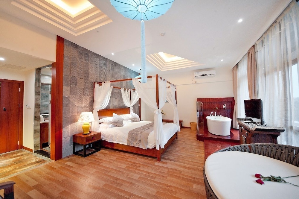 Guilin Crystal Crescent Moon Hotel 33/71