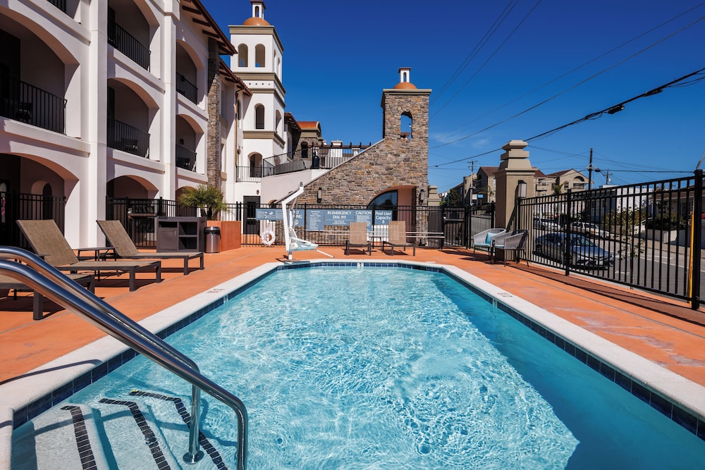 La Quinta Inn & Suites by Wyndham Santa Cruz 39/47