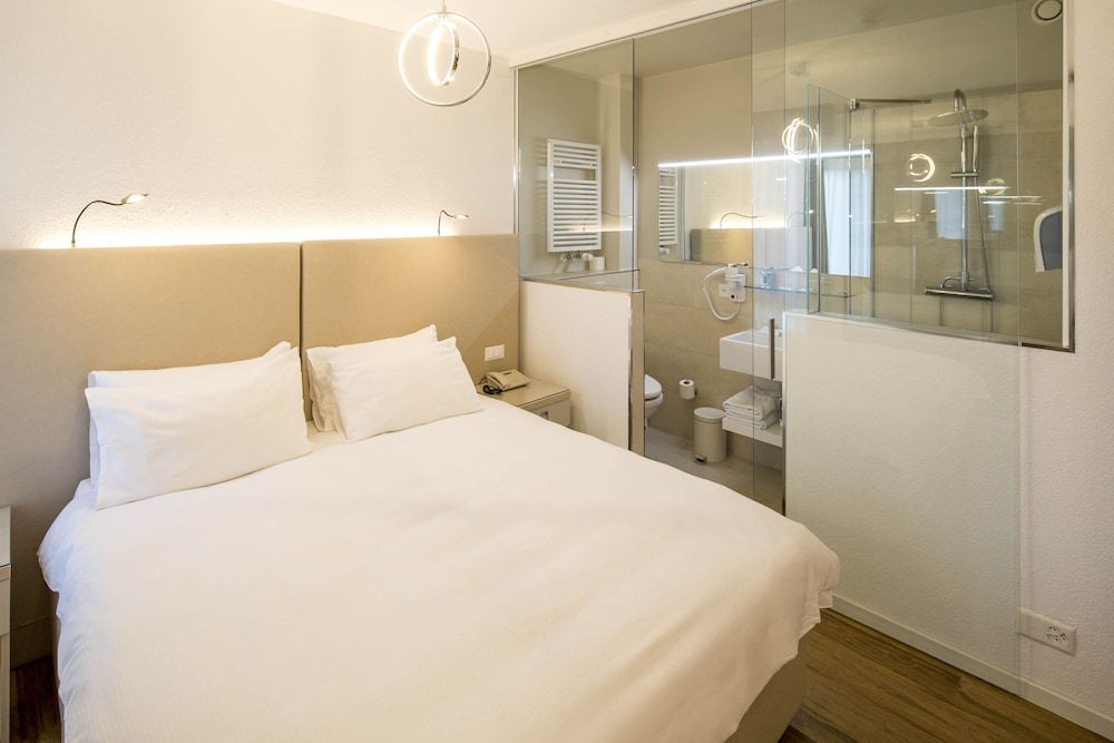 STANDARD, QUEEN BED