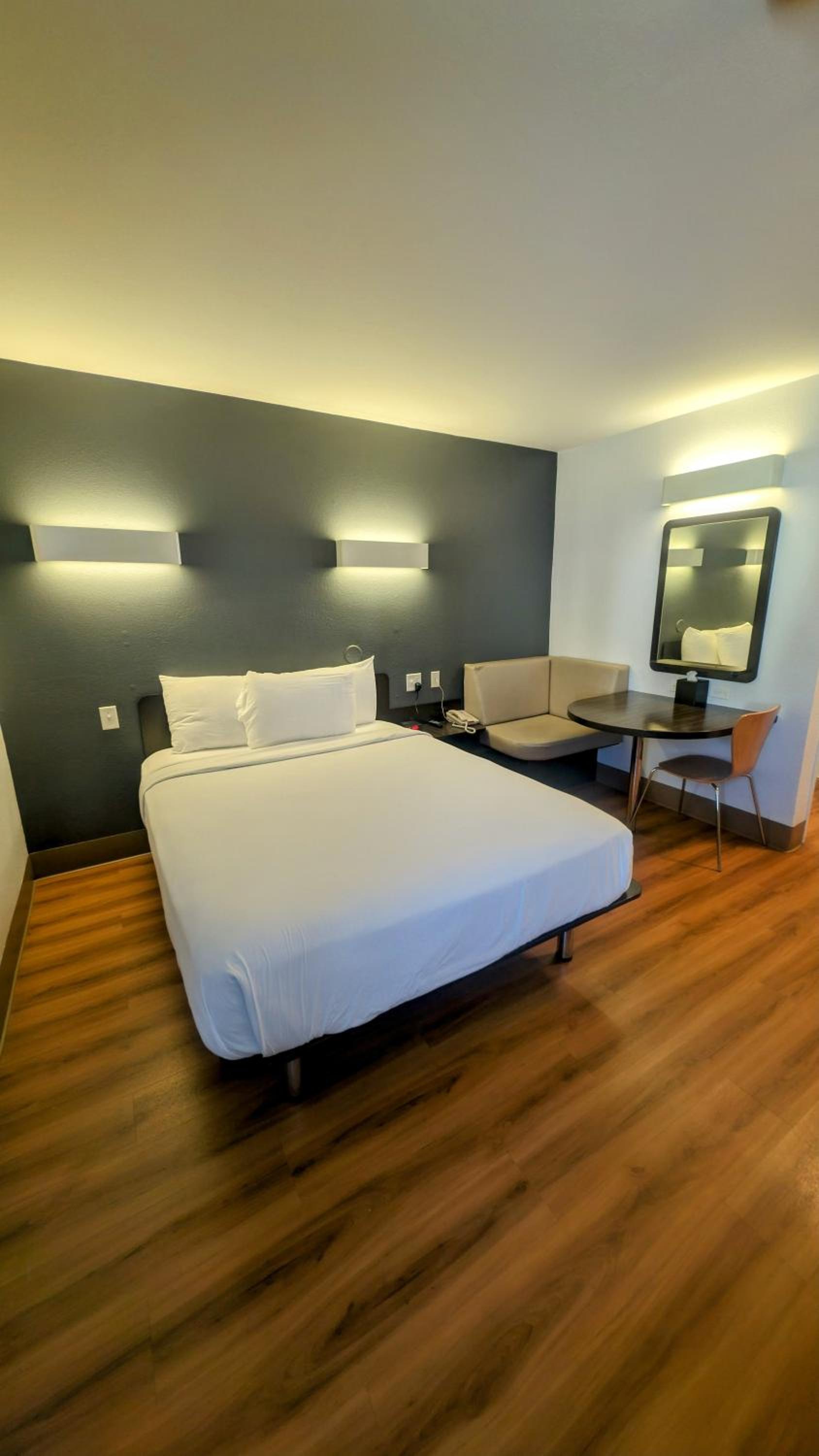 غرفة بسرير كوين يُسمح فيها بالحيوانات الأليفة، Econo Lodge Idaho Falls, ID 4/10