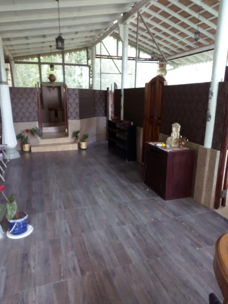 Manor House Boutique 6/50
