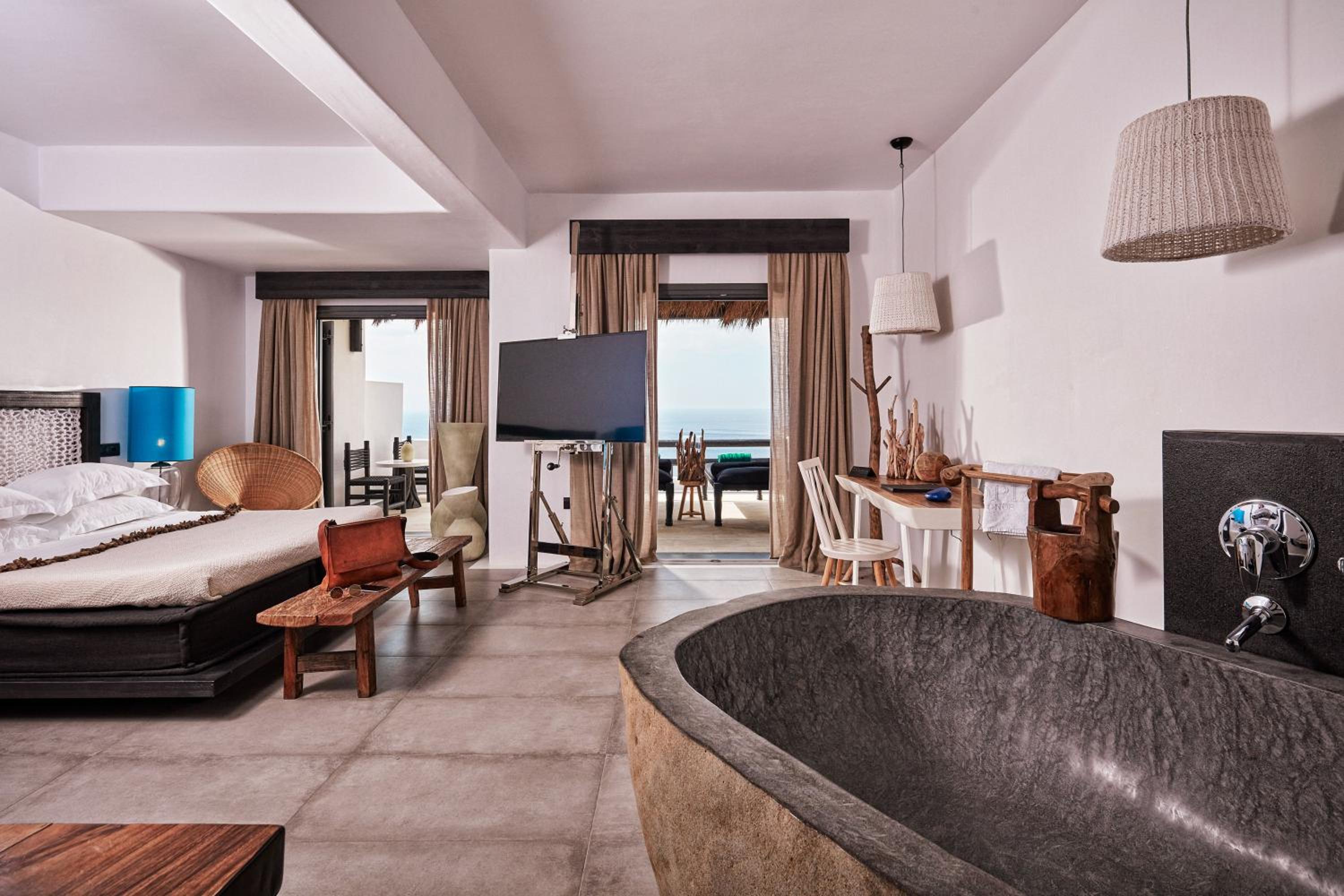 Grand, Majestic, Retreat, Suite, King Bed, Outdoor Jetted Tub