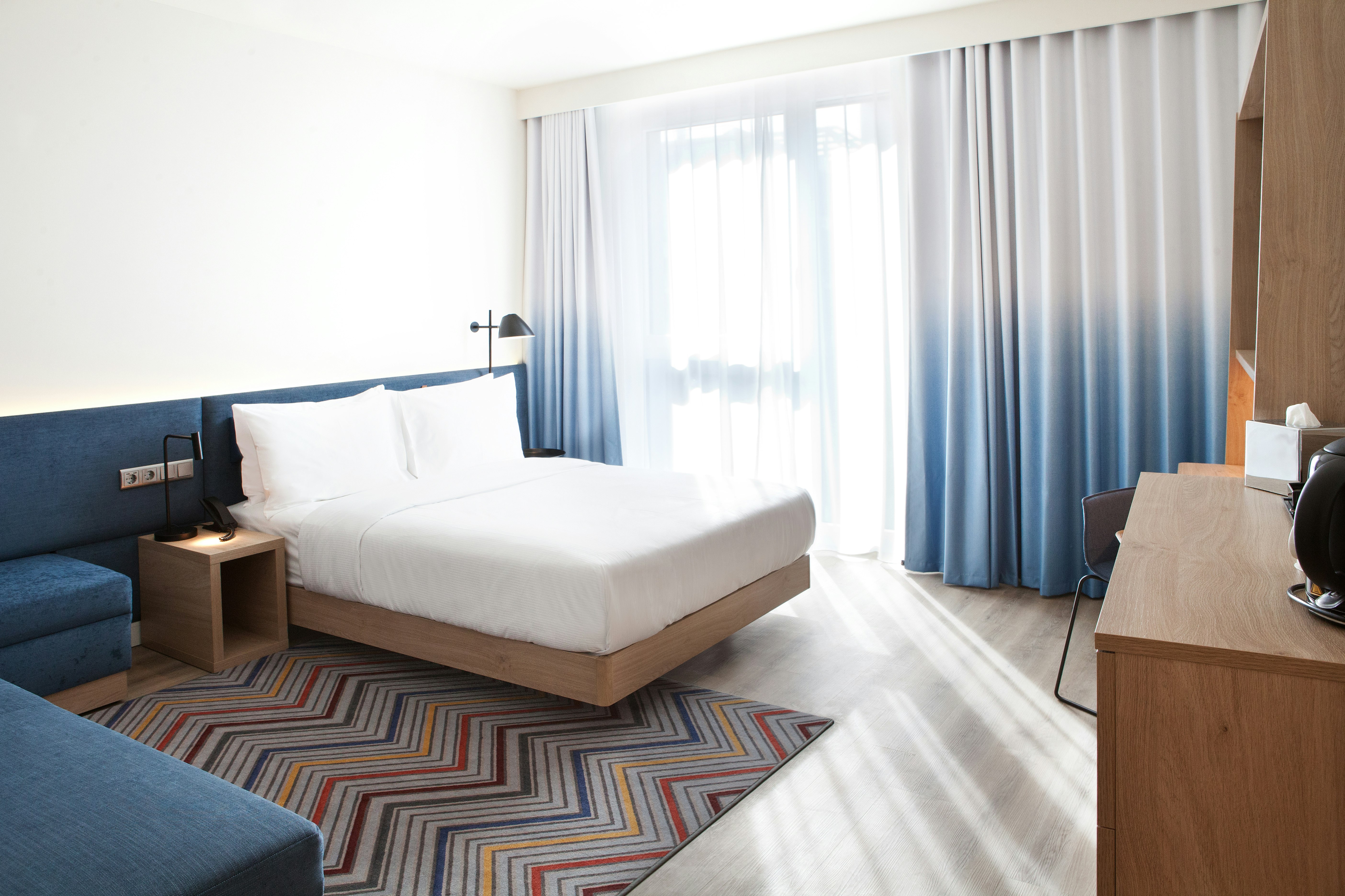 ROOM, QUEEN BED