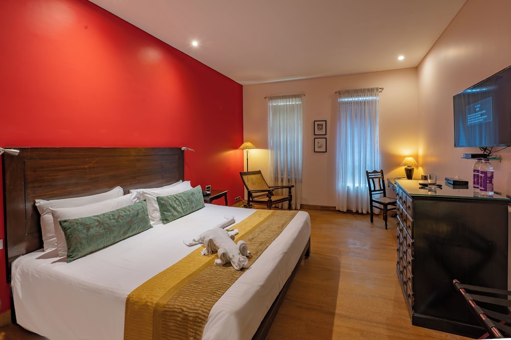 Courtyard, King Bed, Bathtub, O Hotel Goa, Candolim Beach 2/5