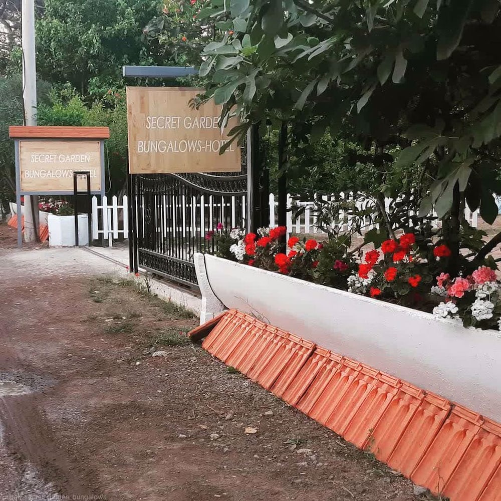 Secret Garden Bungalows & Tent Hotel 25/26