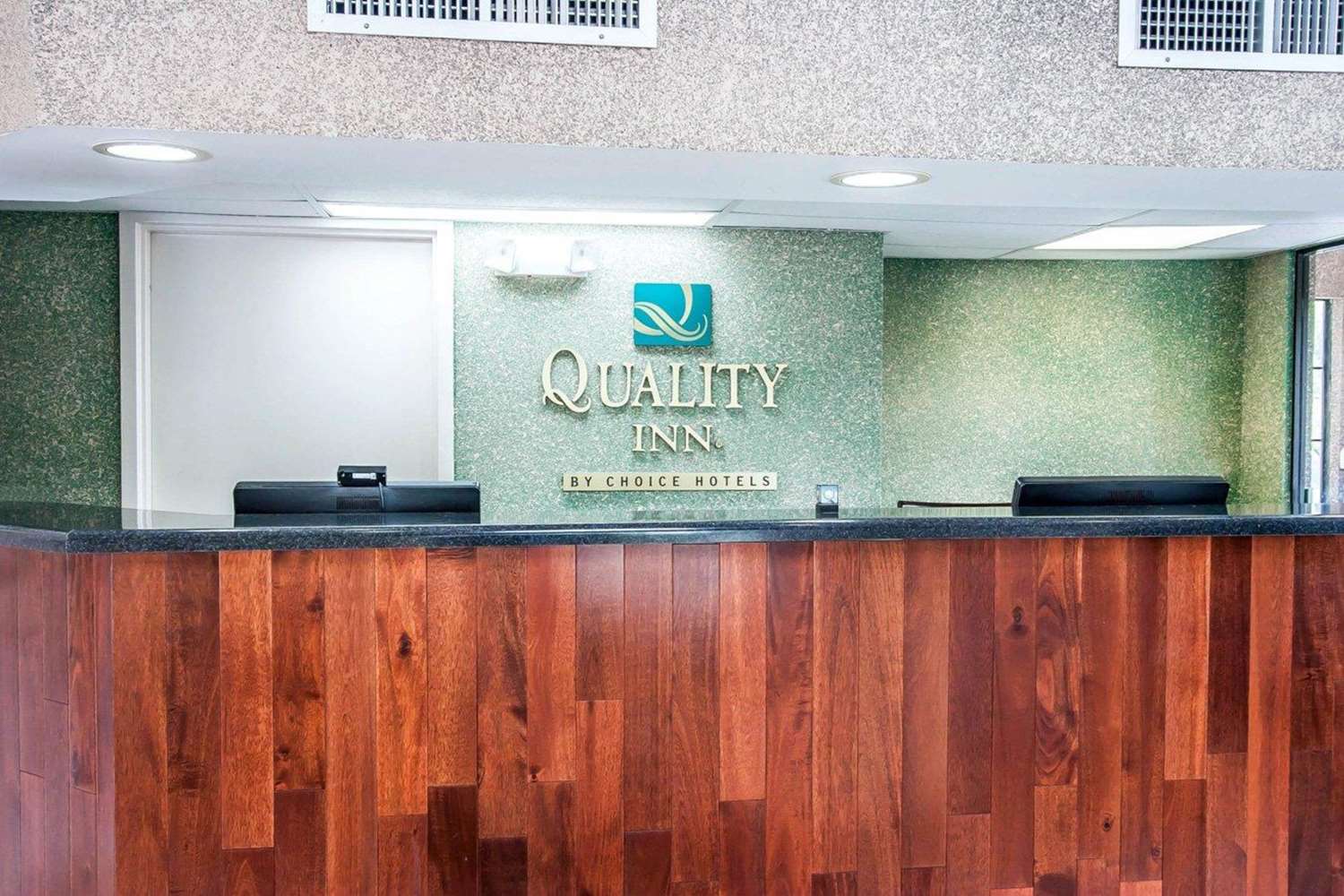 Quality Inn Savannah South 8/40