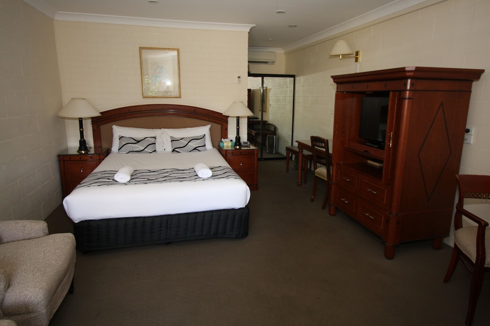 DELUXE, KING BED